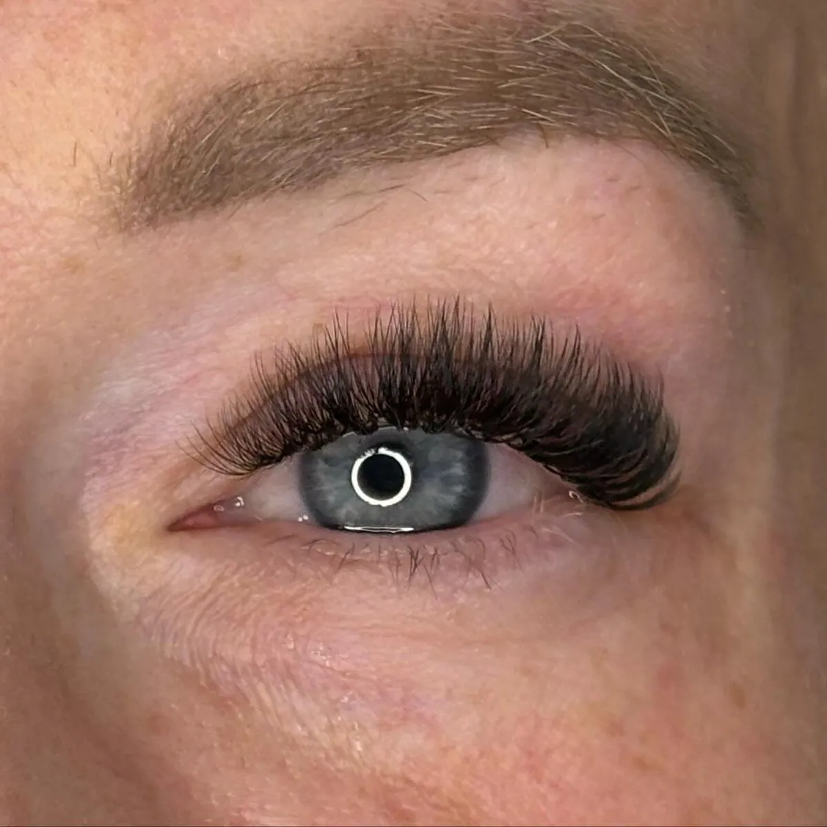 Lash extension set by Mary J Lashes, look 2