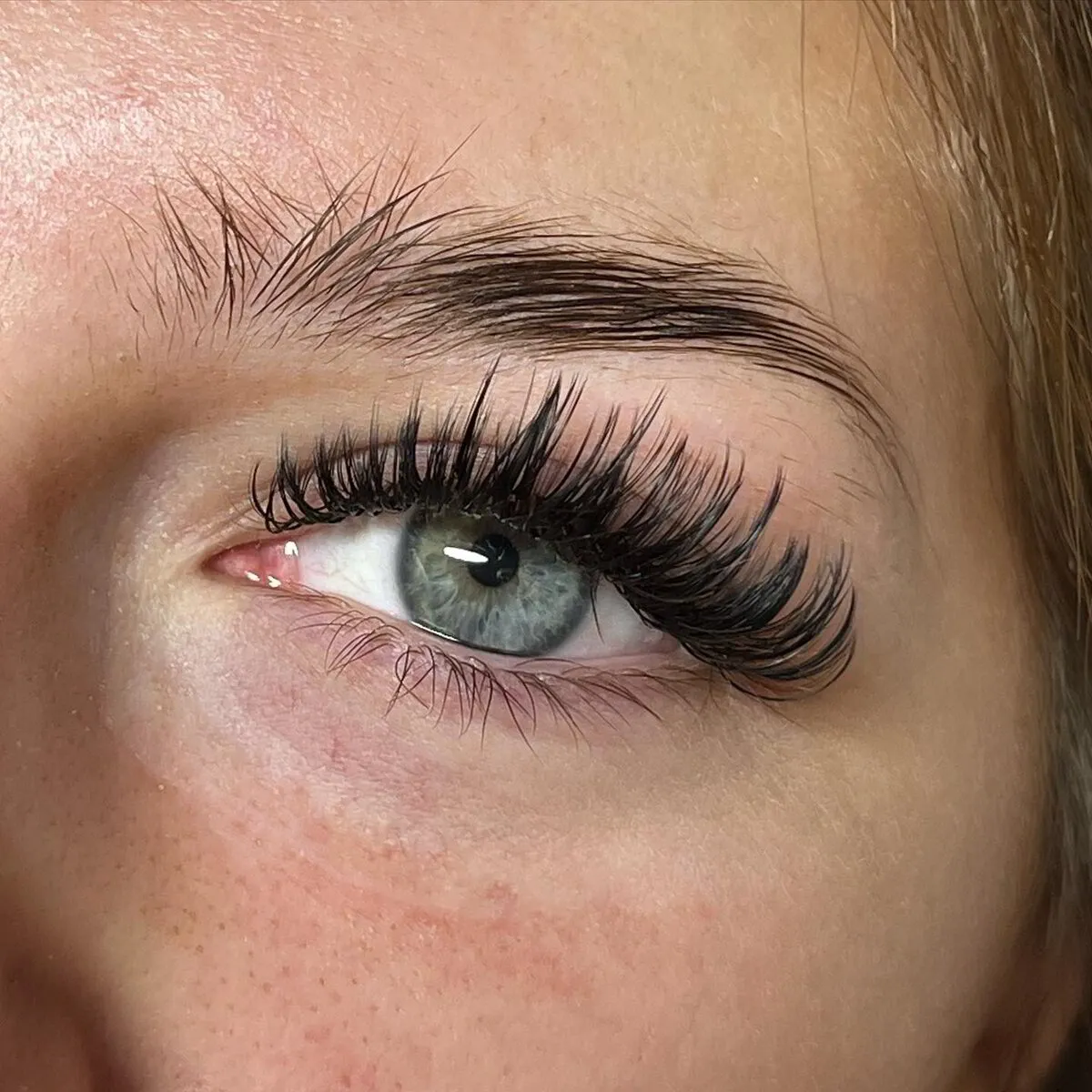 Lash extension set by Mary J Lashes, look 18