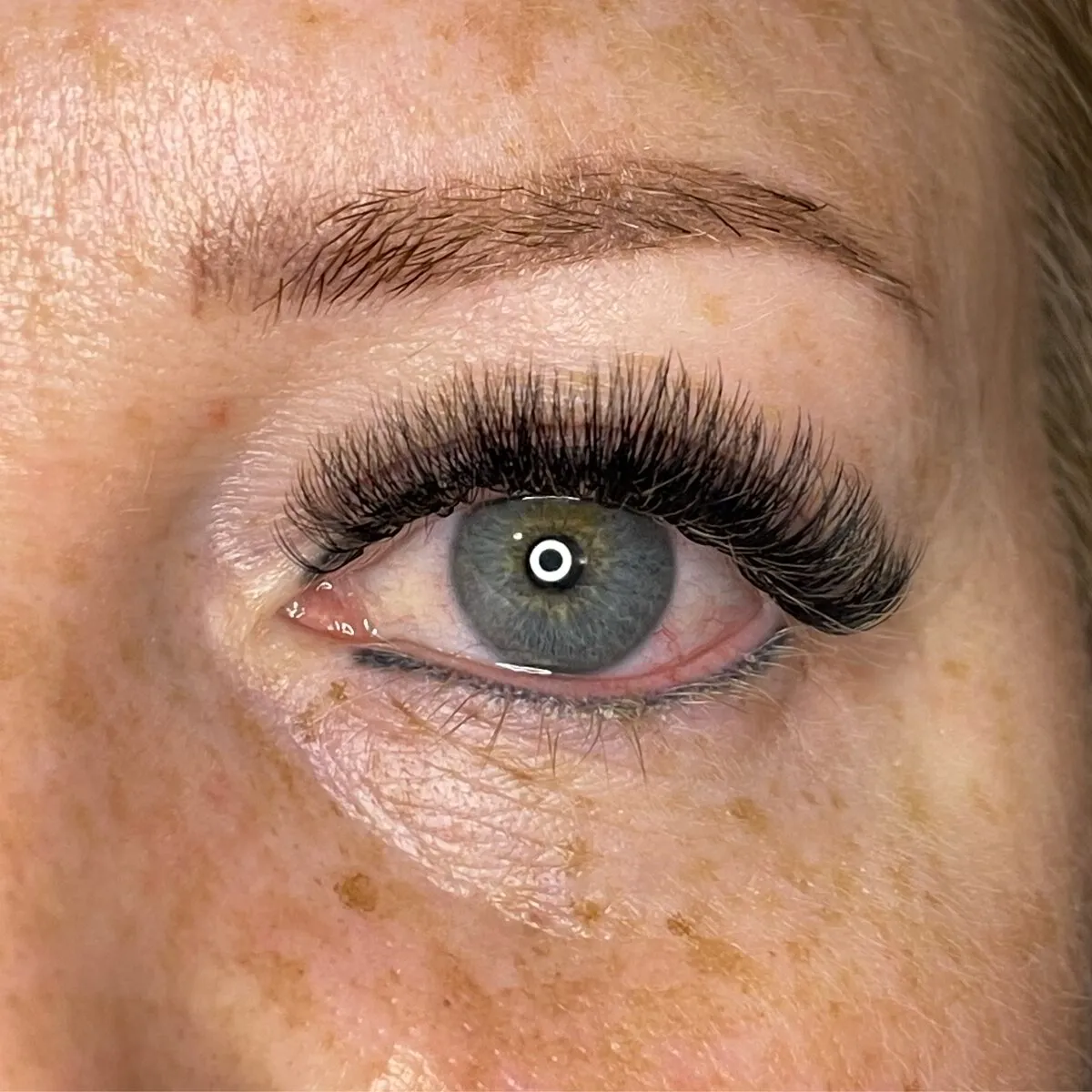 Lash extension set by Mary J Lashes, look 21