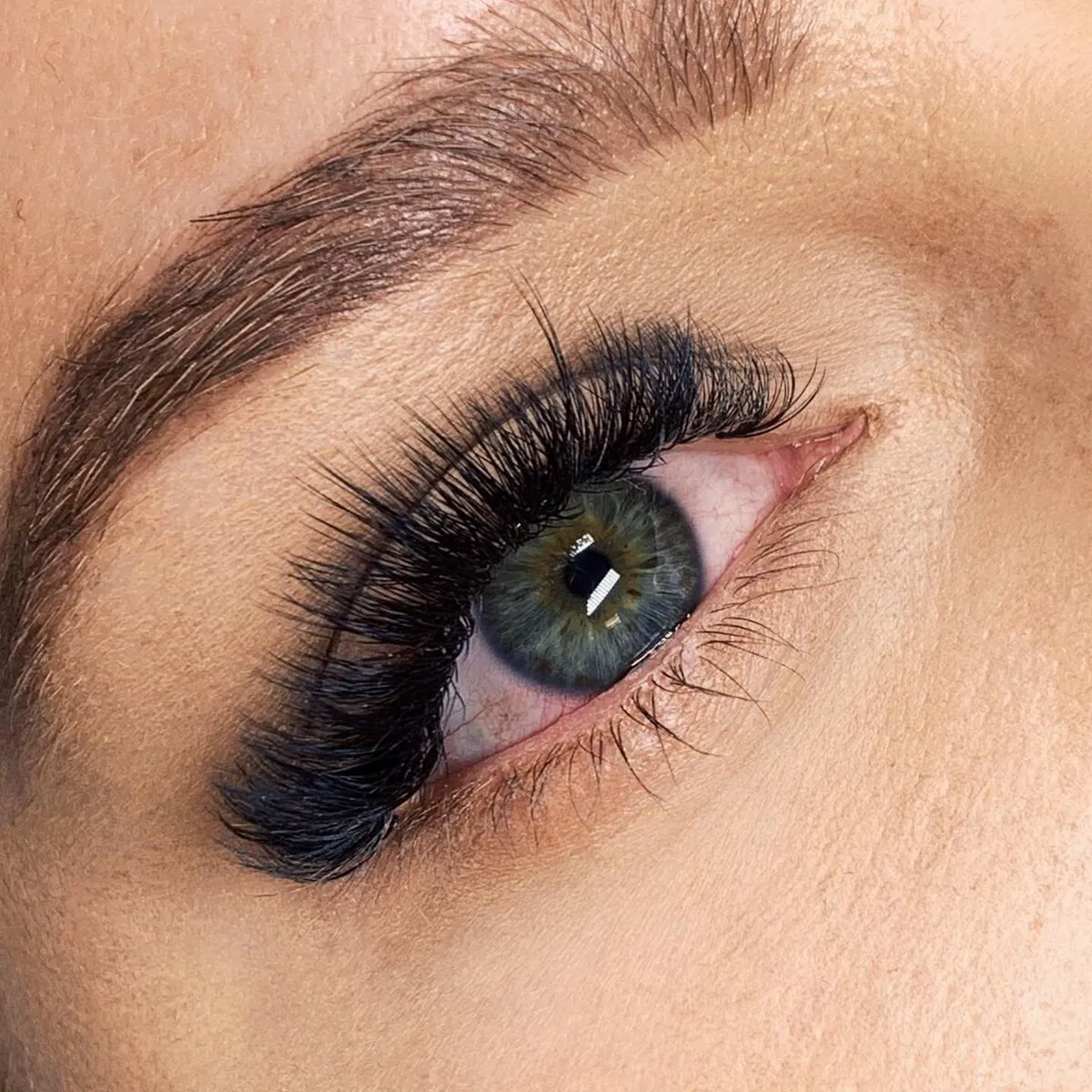 Lash extension set by Mary J Lashes, look 23